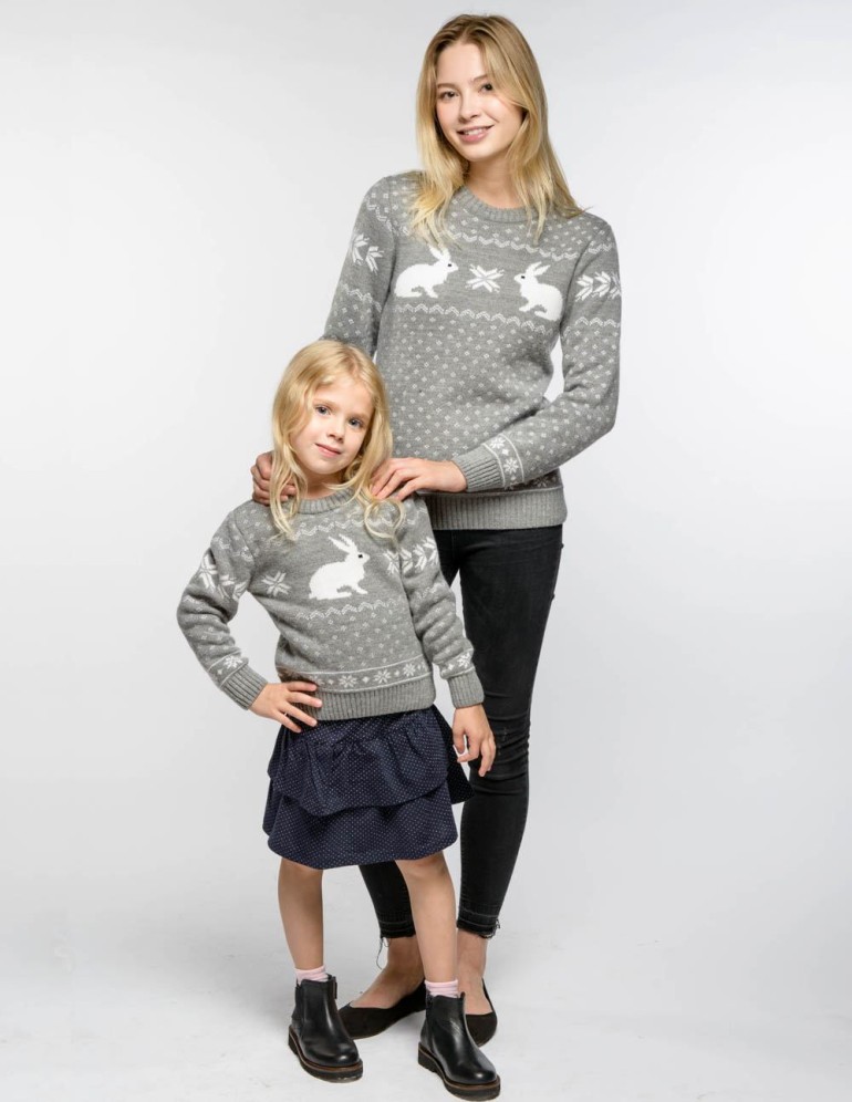 Свитеры с зайцами для мамы и дочки - фото4