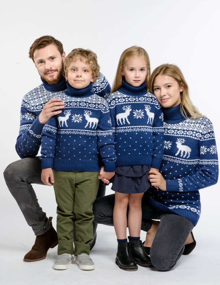 Свитеры с оленями для папы, мамы и двух детей - фото1