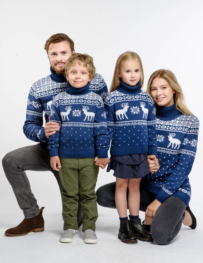 Свитеры с оленями для папы, мамы и двух детей - фото2