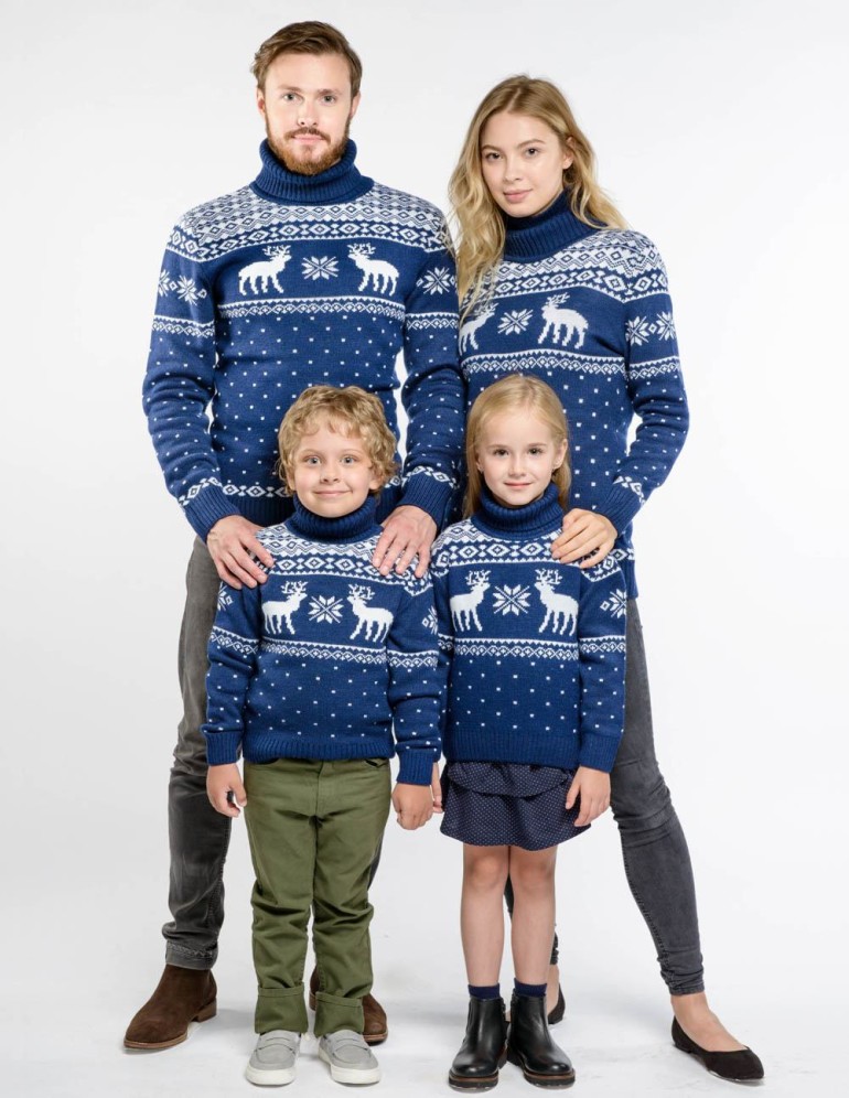 Свитеры с оленями для папы, мамы и двух детей - фото3