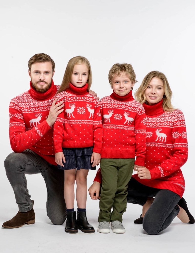 Свитеры с оленями для папы, мамы и двух детей - фото1