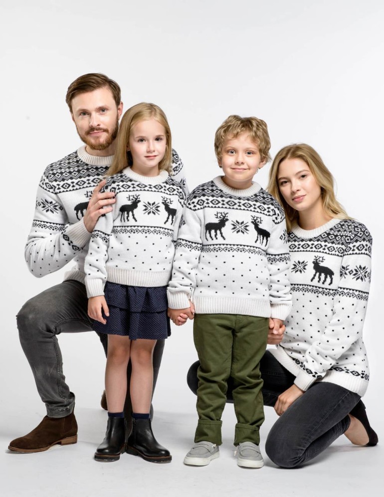 Свитеры с оленями для папы, мамы и двух детей - фото2