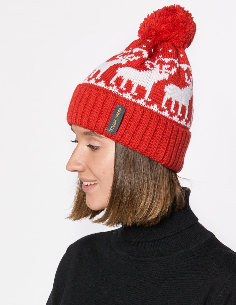 Женская шапка с оленями - фото1