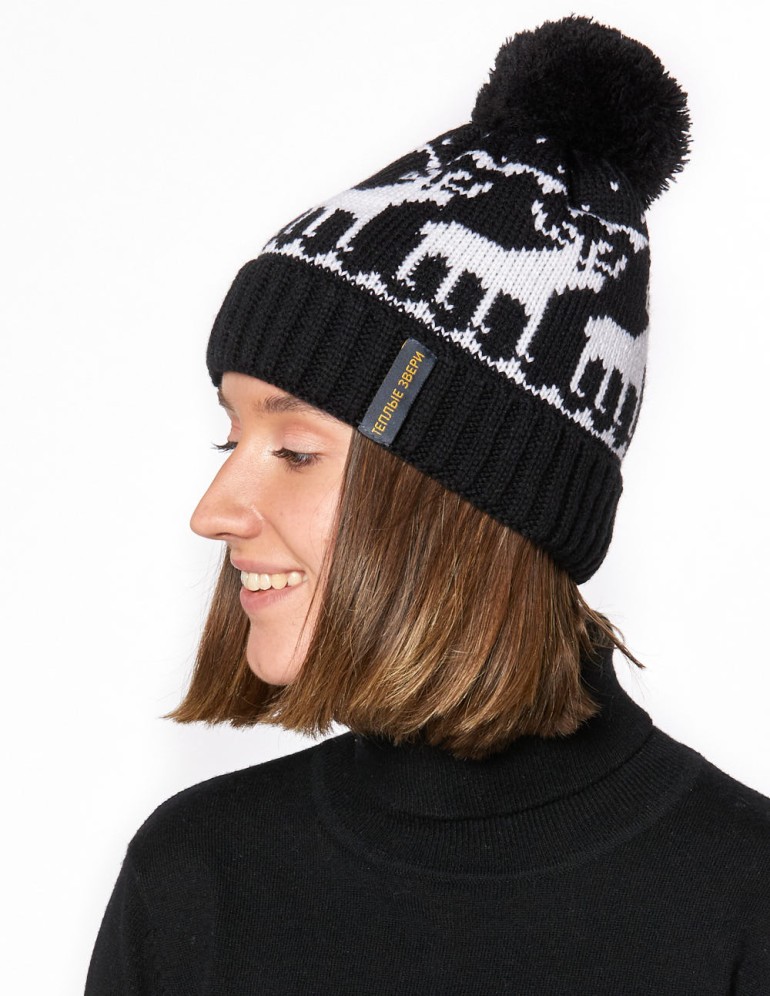 Женская шапка с оленями - фото1