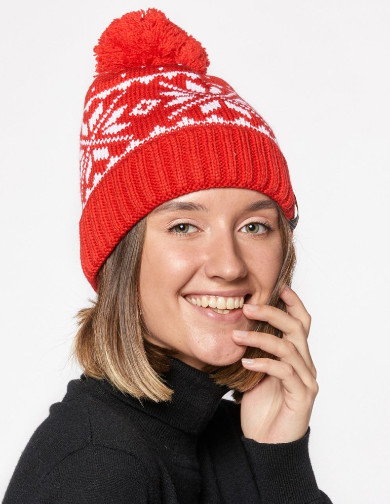 Женская шапка со скандинавскими снежинками - фото2