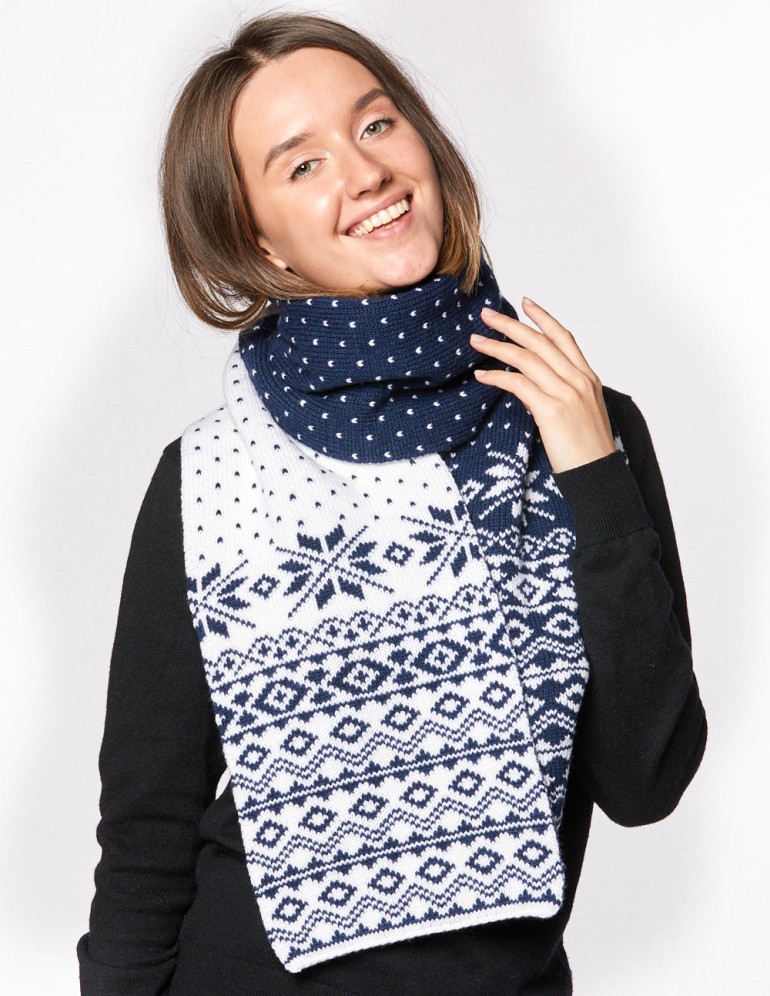 Женский шарф со скандинавскими снежинками - фото3