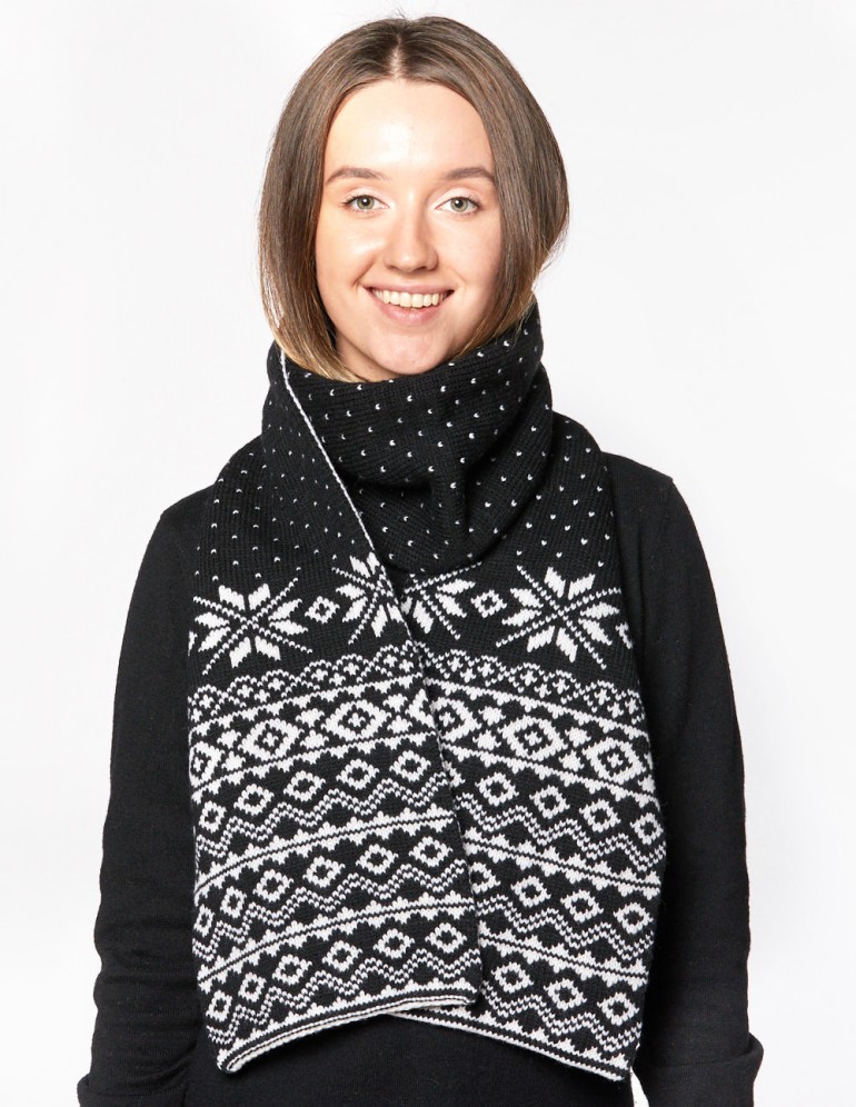 Женский шарф со скандинавскими снежинками - фото1