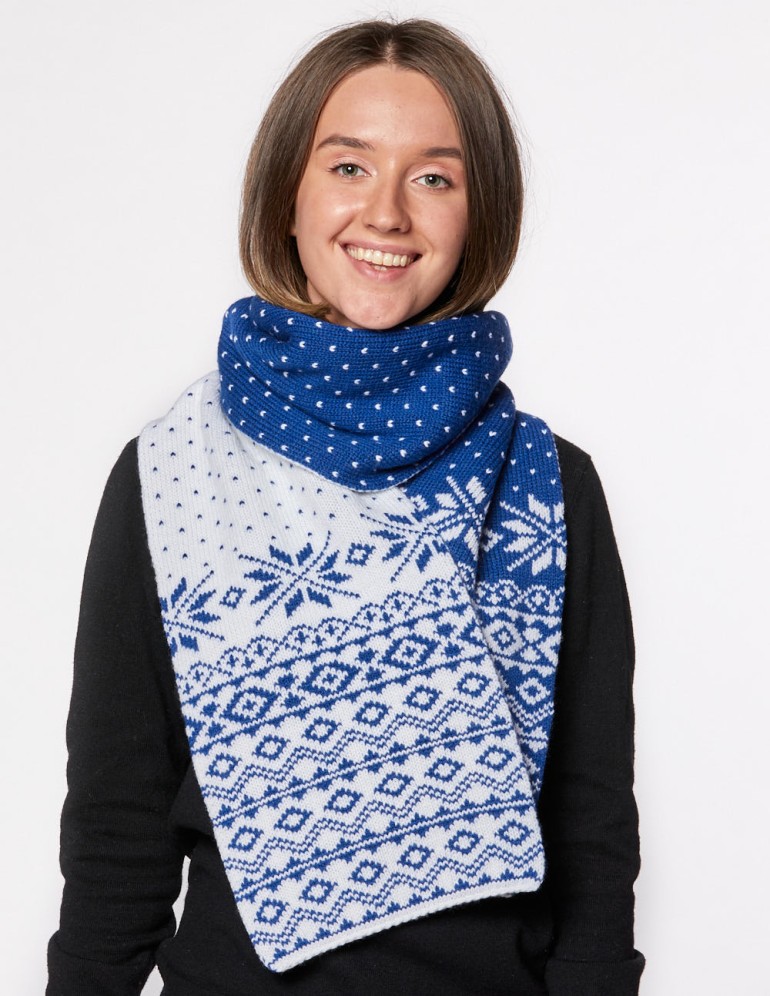Женский шарф со скандинавскими снежинками - фото3