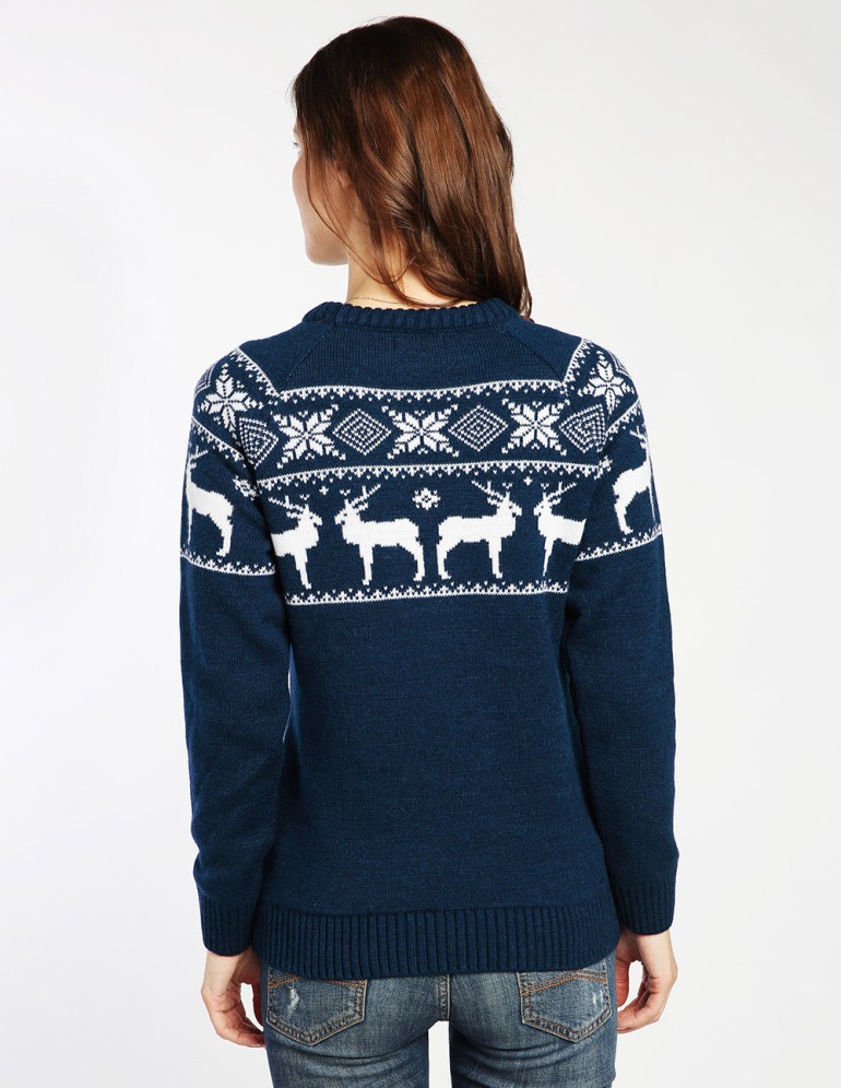 Женский свитер с оленями в ряд - фото3