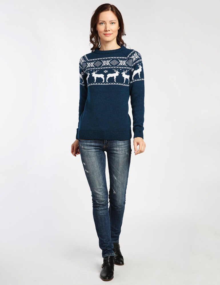 Женский свитер с оленями в ряд - фото4