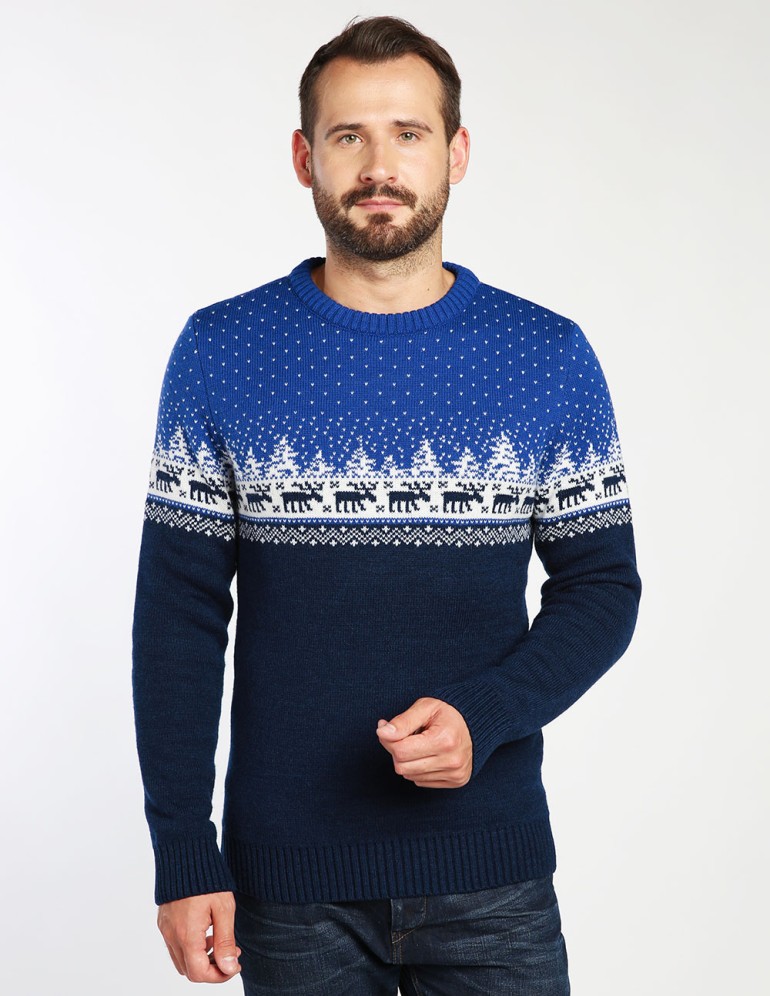 Мужской свитер с оленями в лесу - фото1