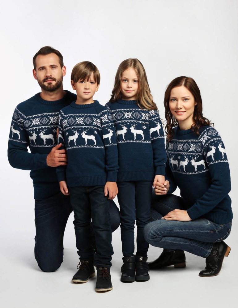 Свитеры с оленями в ряд для папы, мамы и двух детей - фото1