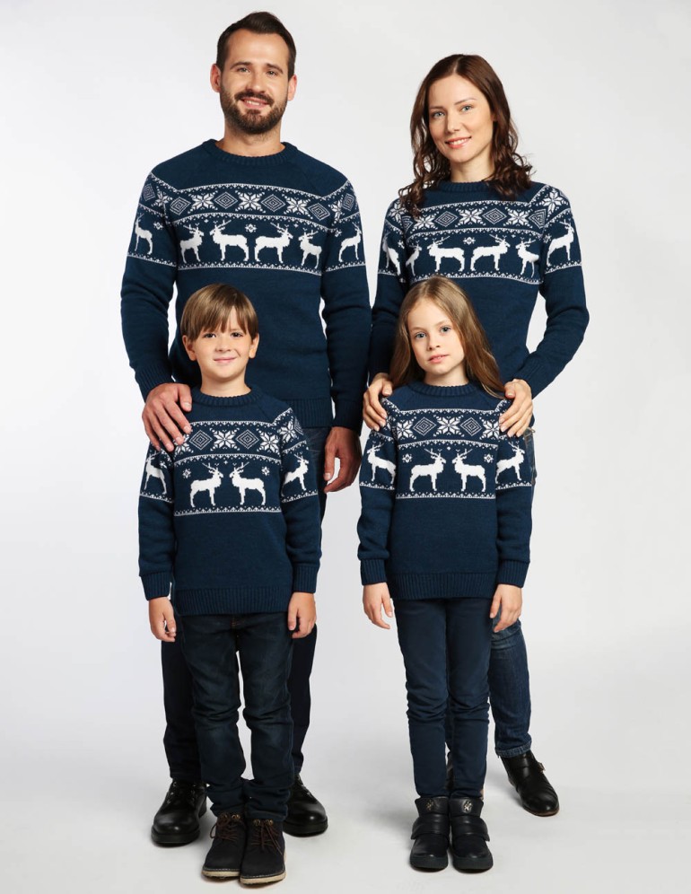 Свитеры с оленями в ряд для папы, мамы и двух детей - фото3