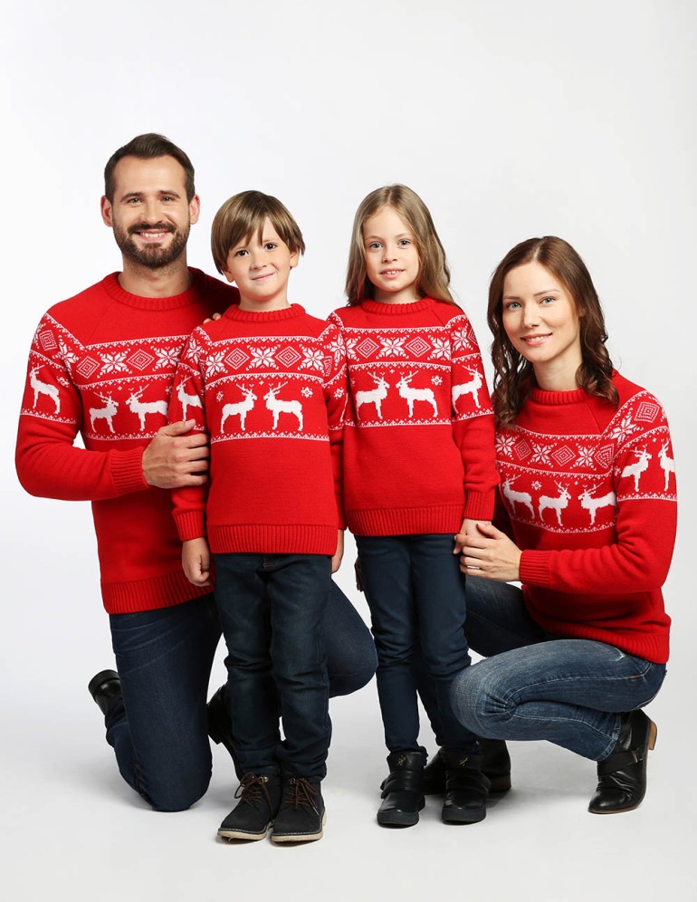 Свитеры с оленями в ряд для папы, мамы и двух детей - фото1