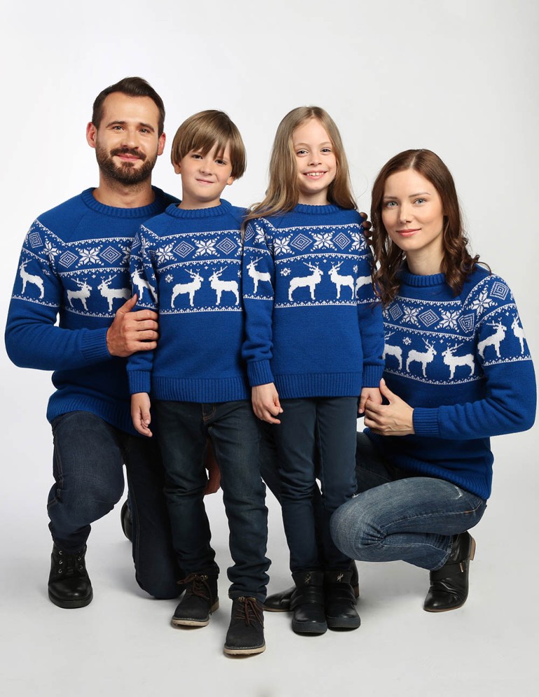 Свитеры с оленями в ряд для папы, мамы и двух детей - фото1