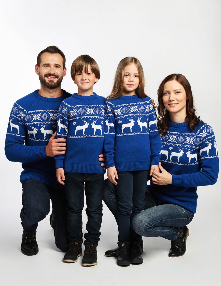 Свитеры с оленями в ряд для папы, мамы и двух детей - фото2
