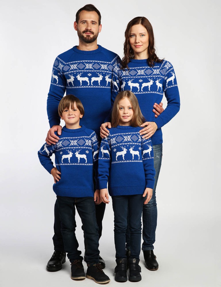 Свитеры с оленями в ряд для папы, мамы и двух детей - фото3