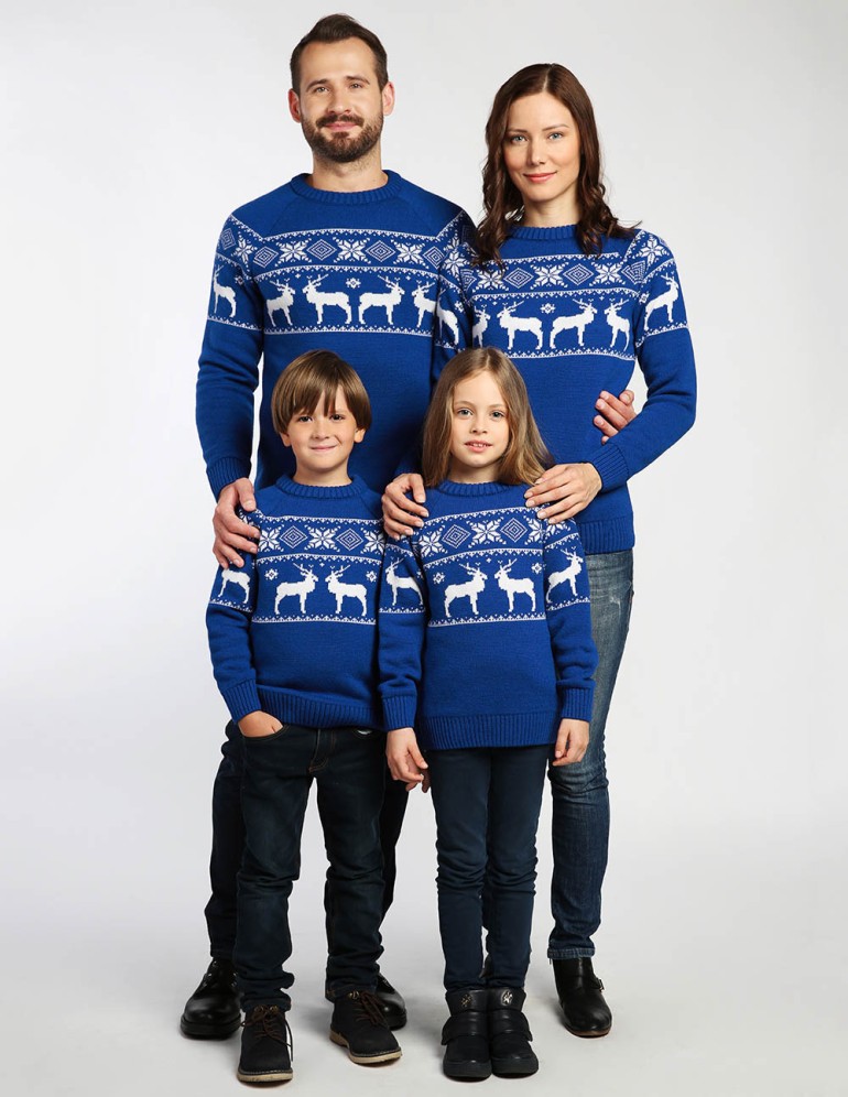 Свитеры с оленями в ряд для папы, мамы и двух детей - фото4