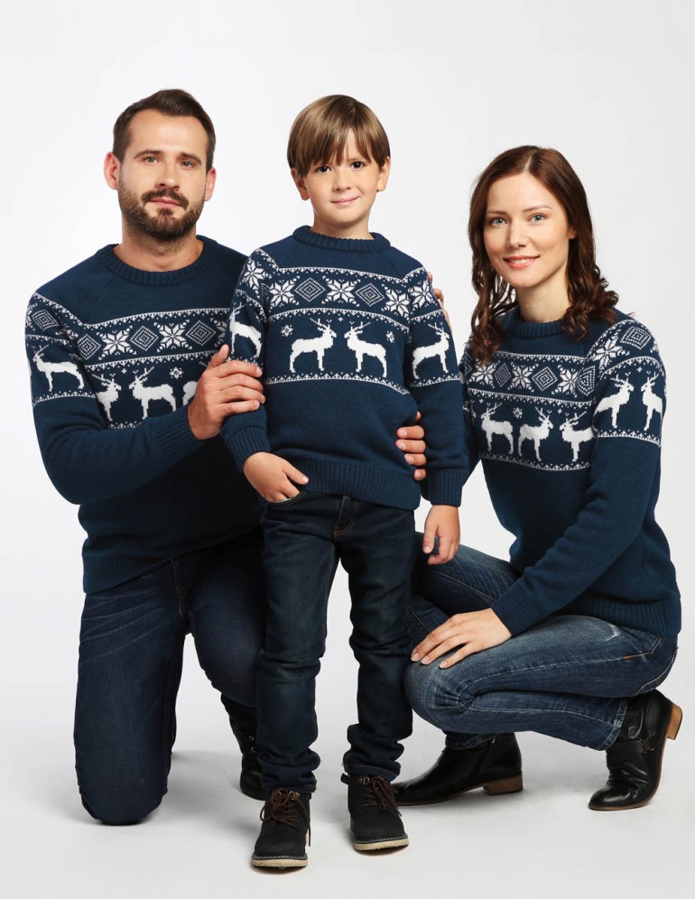 Свитеры с оленями в ряд для папы, мамы и ребёнка - фото1