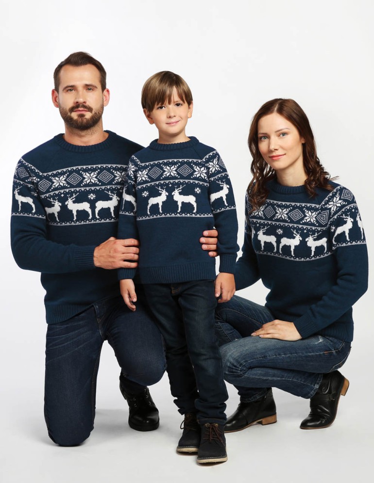 Свитеры с оленями в ряд для папы, мамы и ребёнка - фото2