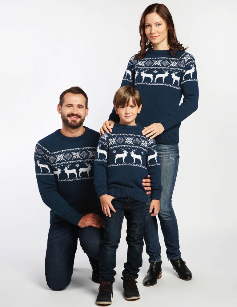 Свитеры с оленями в ряд для папы, мамы и ребёнка - фото3