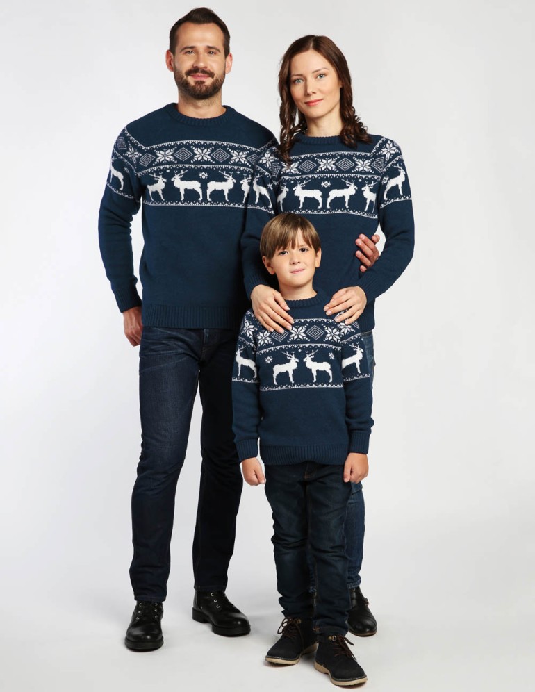 Свитеры с оленями в ряд для папы, мамы и ребёнка - фото4