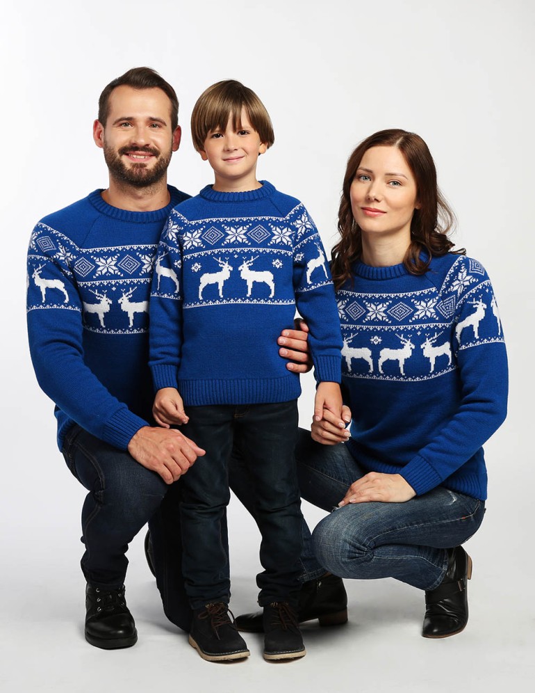 Свитеры с оленями в ряд для папы, мамы и ребёнка - фото2