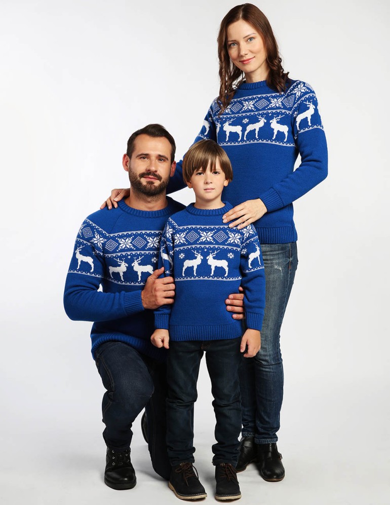 Свитеры с оленями в ряд для папы, мамы и ребёнка - фото4