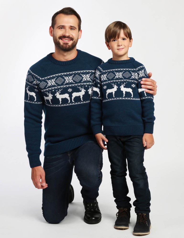 Свитеры с оленями в ряд для папы и сына - фото1