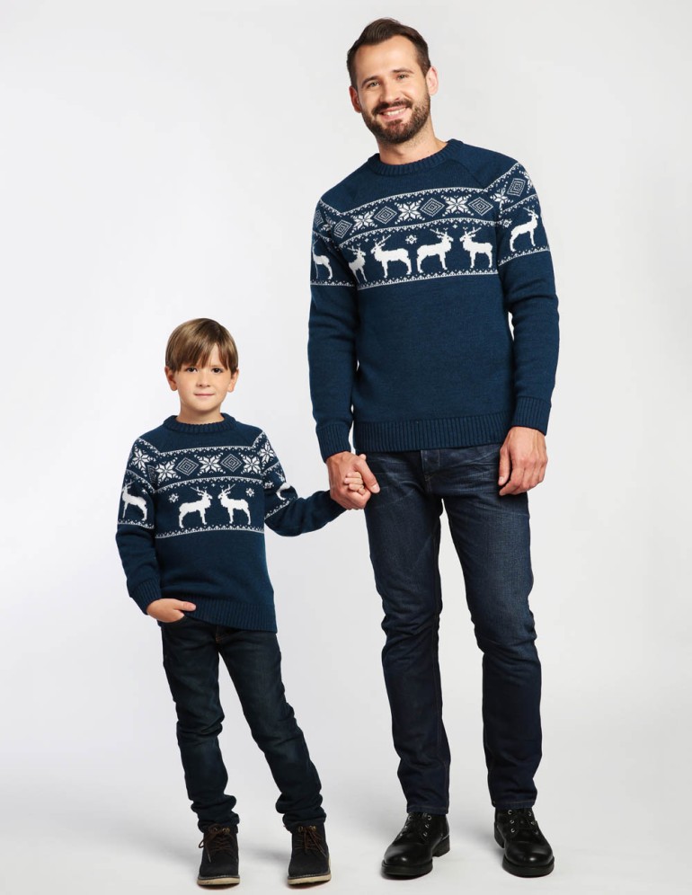 Свитеры с оленями в ряд для папы и сына - фото4