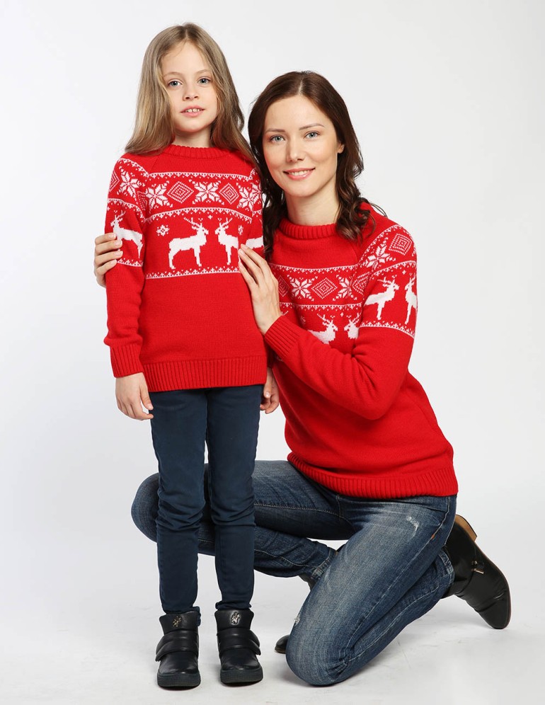 Свитеры с оленями в ряд для мамы и дочки - фото2