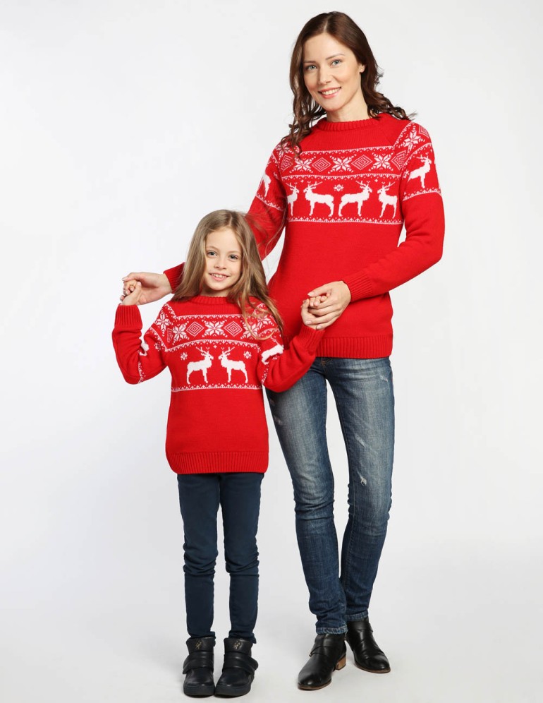 Свитеры с оленями в ряд для мамы и дочки - фото3