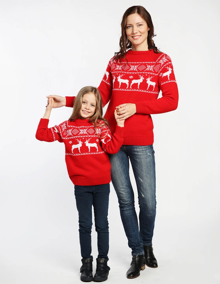 Свитеры с оленями в ряд для мамы и дочки - фото4
