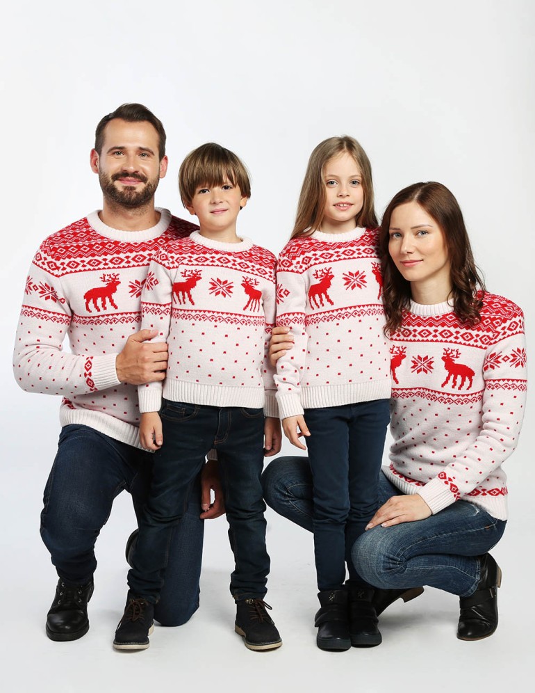 Свитеры с оленями для папы, мамы и двух детей - фото2