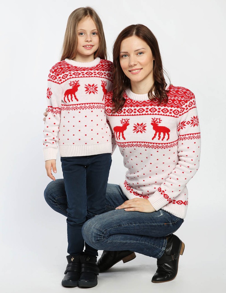Свитеры с оленями для мамы и дочки - фото2