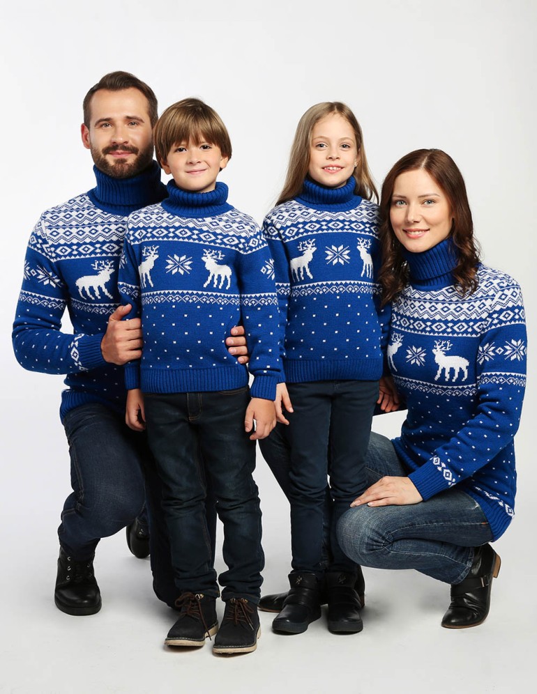 Свитеры с оленями для папы, мамы и двух детей - фото1
