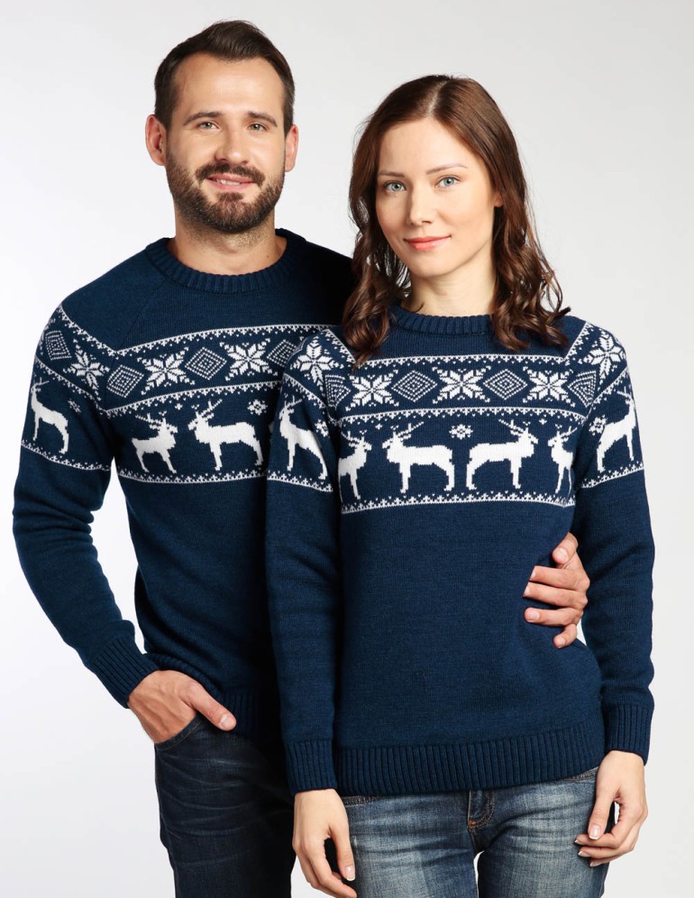Мужской и женский свитеры с оленями в ряд - фото2