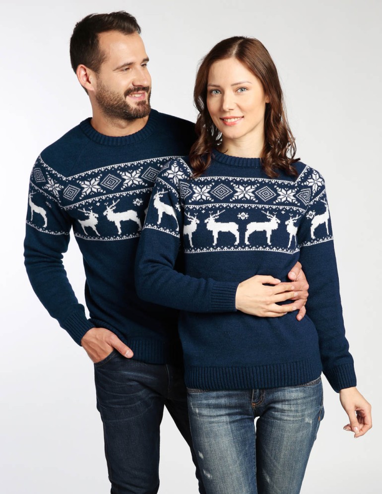 Мужской и женский свитеры с оленями в ряд - фото3