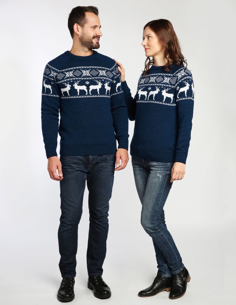 Мужской и женский свитеры с оленями в ряд - фото4