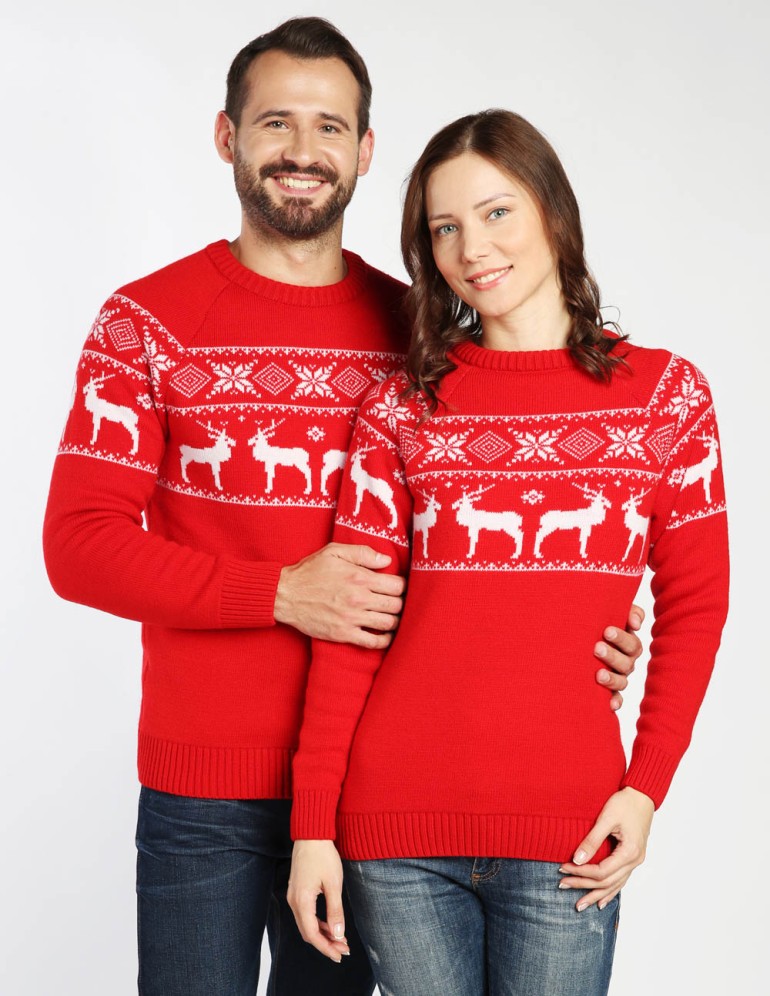 Мужской и женский свитеры с оленями в ряд - фото1