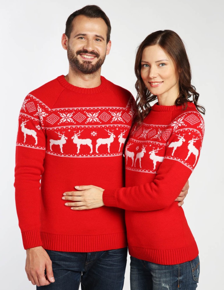 Мужской и женский свитеры с оленями в ряд - фото2