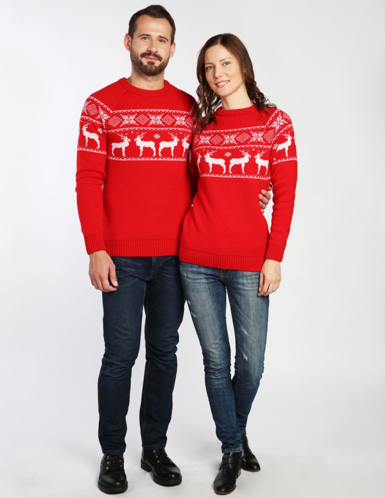 Мужской и женский свитеры с оленями в ряд - фото3