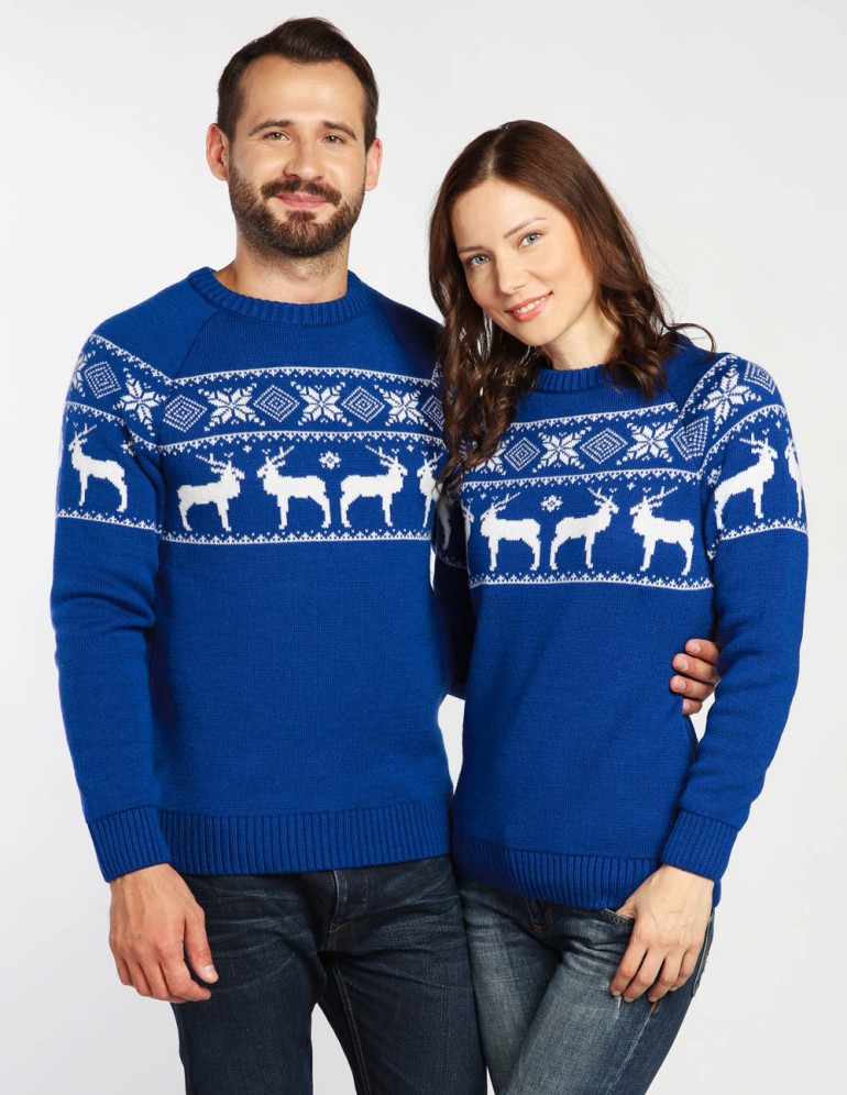 Мужской и женский свитеры с оленями в ряд - фото1
