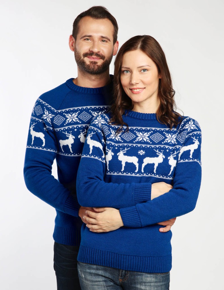 Мужской и женский свитеры с оленями в ряд - фото2