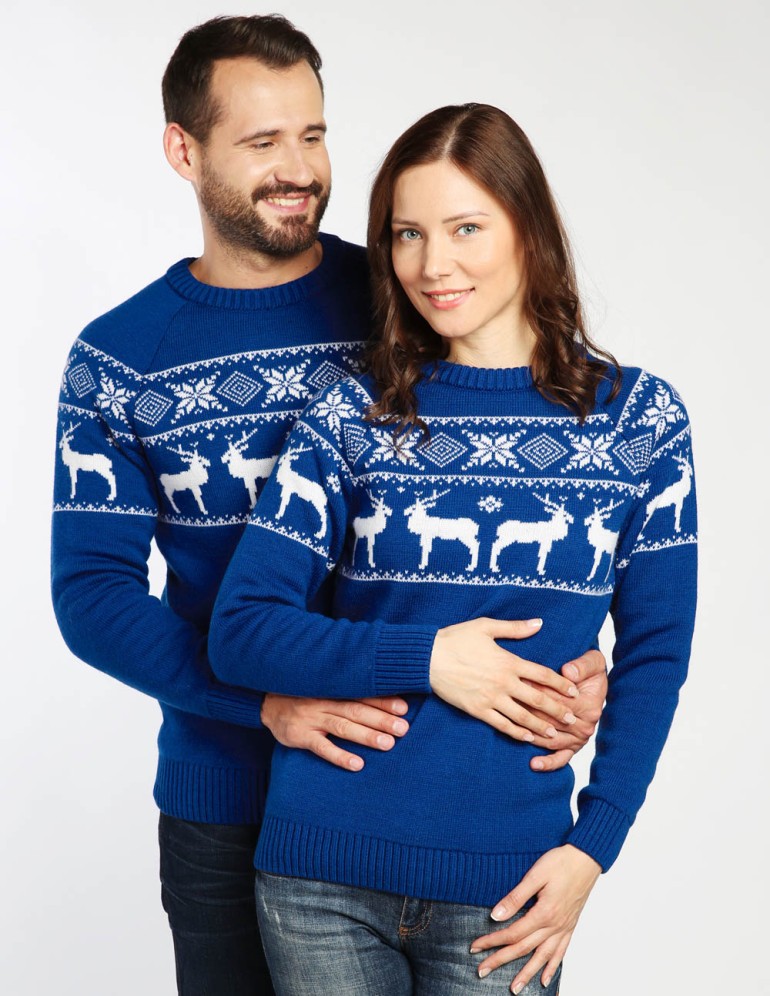 Мужской и женский свитеры с оленями в ряд - фото3