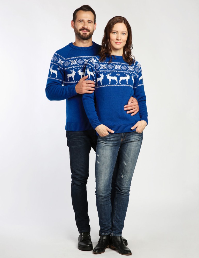 Мужской и женский свитеры с оленями в ряд - фото4