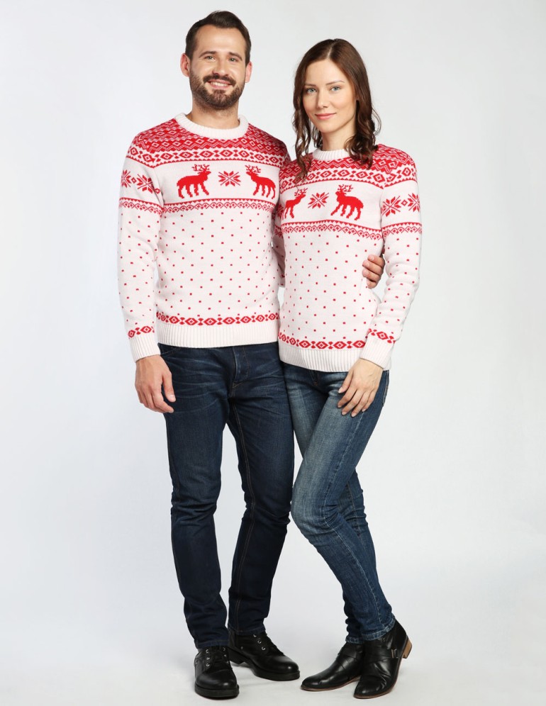 Мужской и женский свитеры с оленями - фото4