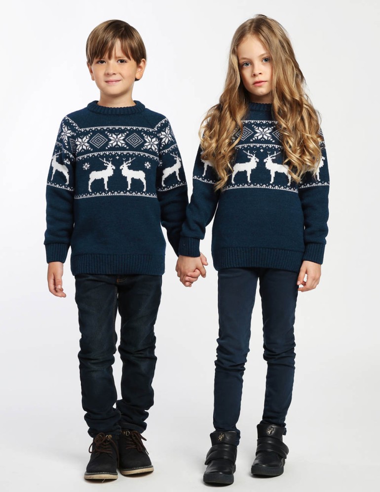 Детские парные свитеры с оленями в ряд - фото2