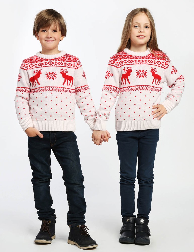 Детские парные свитеры с оленями - фото1