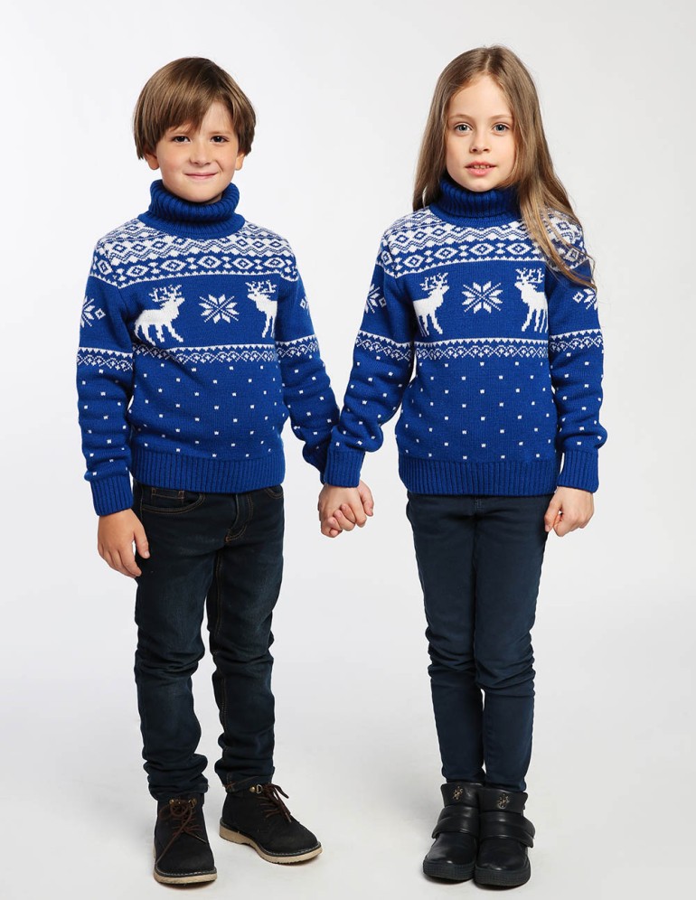 Детские парные свитеры с оленями - фото1